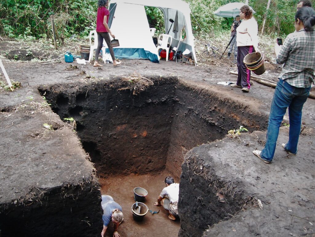 Escavando um sítio arqueológico